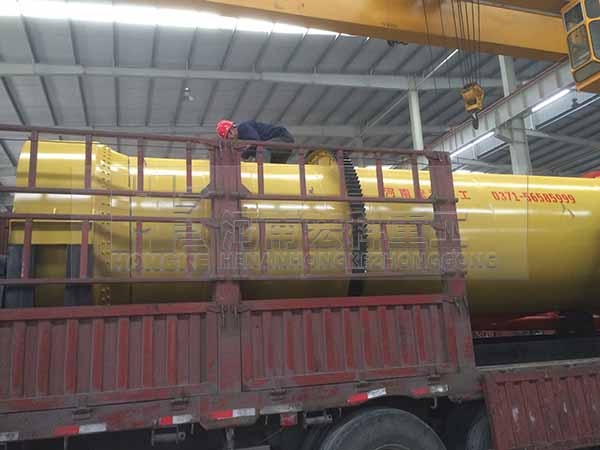 發(fā)往四川的1.5X8m雞糞烘干機發(fā)貨現場